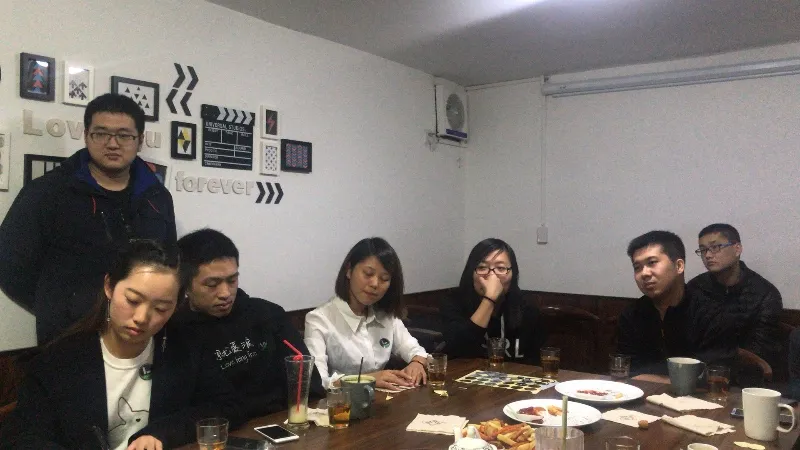 左一棣琦在给译作签名,北京沙龙是妹子最多的一处