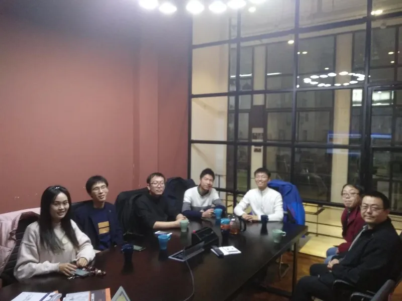 上海沙龙,左一是上海召集人瑾萱