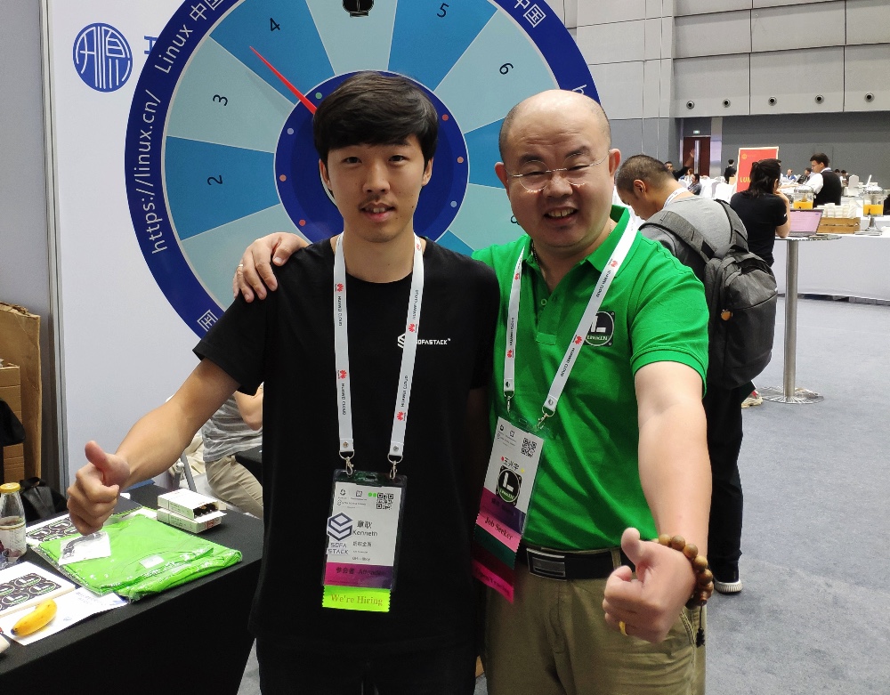 余淮（左）和老王（右）在 KubeCon 2019