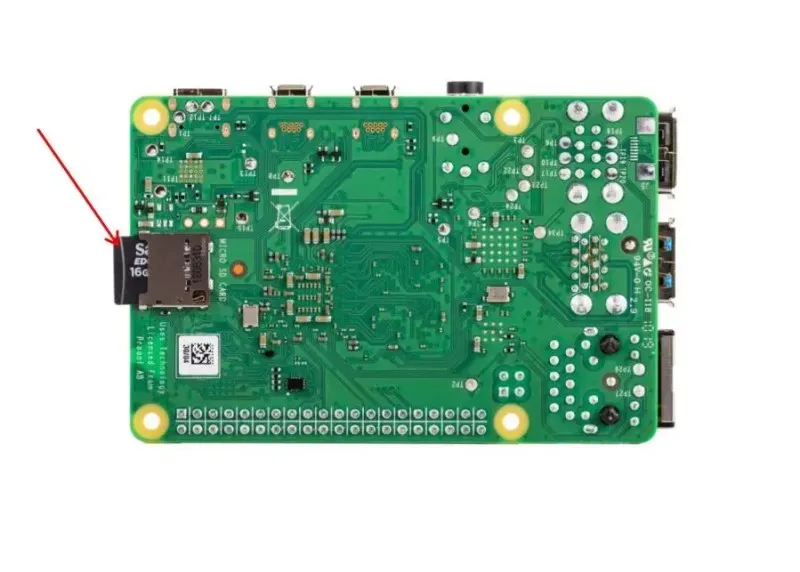 树莓派 4B 板倒置,插入 Micro SD 卡