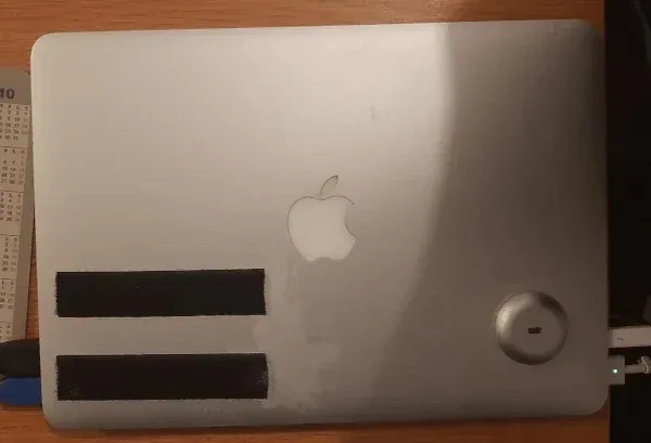 Rikard Grossman-Nielsen 的两台笔记本电脑上有贴着两条绒面条